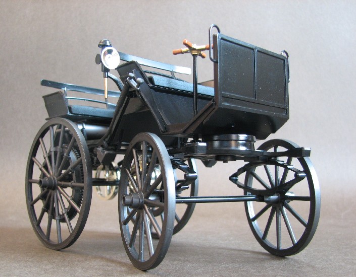 ▼ドイツのゴットリープ・ダイムラーが1886年に生み出した4輪自動車。モーターキャリッジ(発動機付き馬車)と呼ばれた。