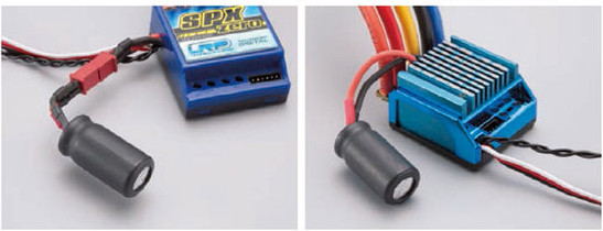 多くのESCでは、右写真のようにバッテリー用端子にキャパシターのワイヤーがハンダ付けされています。定期的な交換を前提としている場合は、左のようにキャパシターにコネクターを装着しておく方法もあります。