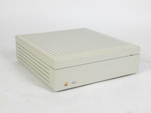 しかし1980年代後半になると徐々にハードディスクの価格が下がり始め、30~40万の予算があればSCSI(スカジー)ケーブルとハードディスク(Hard Disk 40SC（40MB）など）の組み合わせで、高速データ転送できるストレージ環境を個人でも作ることができるようになったのです。