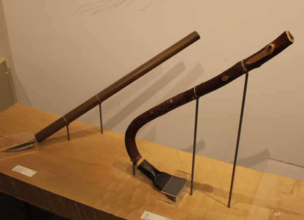 板を薄くするためのチョウナ(右)と仕上げ用のヤリガンナ(左)