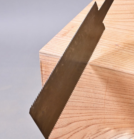 横挽き鋸は木の繊維を直角方向に切断するために使用する