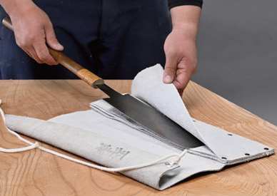 使用後は椿油又はマシンオイルを染み込ませた布で丁寧に拭きます。鋸も刃物だけに慎重に扱おう