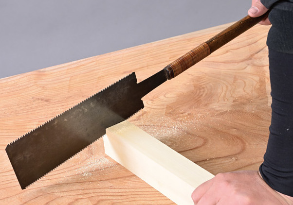 柄を短く持って挽くと、鋸板が安定せず真っ直ぐに切れない