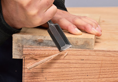 突き鑿を使うまでもない場所では、叩き鑿を用いて仕上げ削りや脇削りもしてしまいます。 