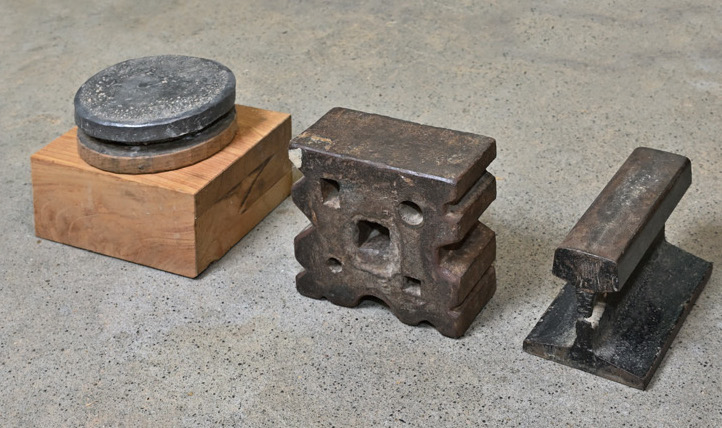 鉄床とも表記。金属工作では作業台として活躍しますが、木工では出番は少ない金床。ただ、鉋の裏出しには不可欠な道具。