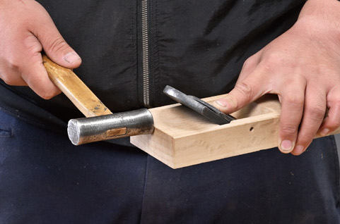 刃を取り外す際には、刃が飛び出ないよう人差し指で裏金を押さえる。刃が床に落下すれば刃こぼれも生じやすい