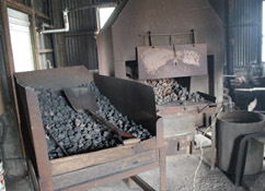 今や貴重品となった錬鉄をこのコークス炉で1300度に加熱