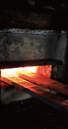 地金と鋼を火炉で加熱。目的の温度に達したら、炉から出す