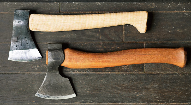 グリーンウッドワーク用に使いやすい斧の仕様は、上の斧身の重量420g、総重量640g、柄の長さ315mm、柄の素材シラカシ。下はスウェーデン製(HansKarsson)の斧身が550g、総重量700gの斧など、斧身が重量420〜600gくらいの商品が使いやすいです。