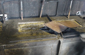 焼きもどしをする油槽。焼きもどしにより鋼の粘り強さは増す