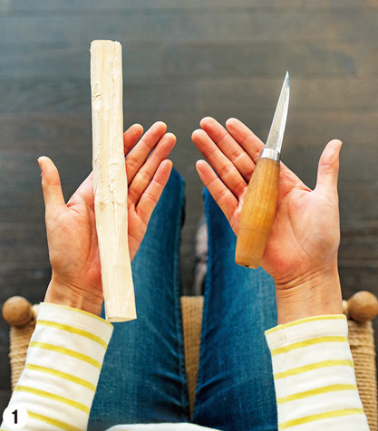 【4-1】手のひらを上にして材料とナイフを握り、胸の前で交差させ、ナイフの刃元を材料に当てて構えます。