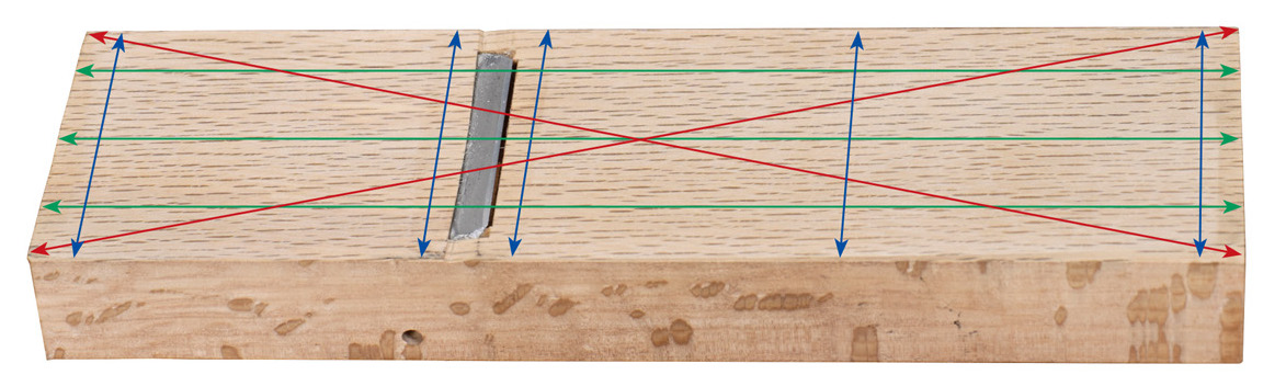 下端定規をあて、光の洩れ具合から凹凸を確認する 上の10本のラインに下端定規をあてて平坦かどうかを確認していく。