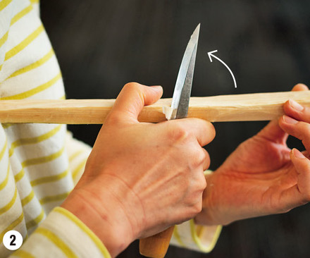 【6-2】刃の先端で材の側面を削り始め、親指を中心に弧を描くように切っ先から刃元へ削り上げ、手前に向かって削り進めていきます。