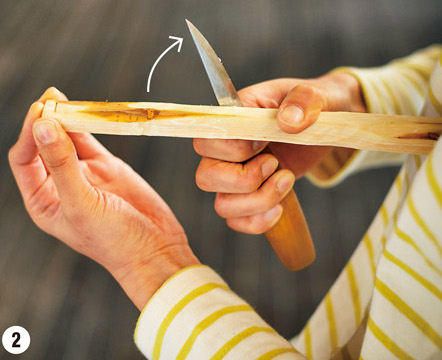 【6-2】刃の先端で材の側面を削り始め、親指を中心に弧を描くように切っ先から刃元へ削り上げ、手前に向かって削り進めていきます。