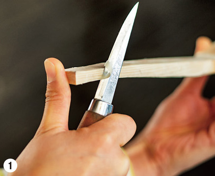 親指を刃の進行方向から逃して材料の端に当て、残りの指でナイフの柄を握ります。拳を握る力でナイフを引いて削ります。