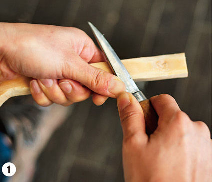 一般的な小刀の使い方のようですが少し異なります。材料を持つ手の親指をナイフの峰に当て、そこを支点にして刃を回転させ、刃元から切っ先へスライドさせながら削ります。ハサミのような動きをする技法です。
