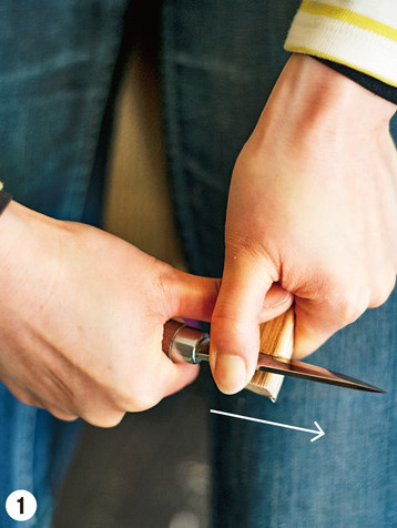 【13-1】刃を手前側に傾け、親指は材料に添えます。材料を持つ方の親指でナイフの峰を押し、切っ先から刃元ヘナイフを水平方向にスライドさせながら切り込みます。