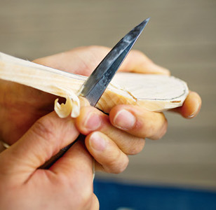【1】スプーンの輪郭をストレートナイフで削る