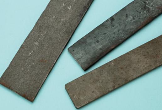 海外のメーカーが生産する各種のダマスカス鋼も、ナイフショップで手に入れることができます。