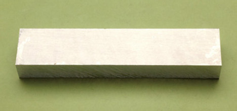ジュラルミン、25×40×200mm。ジュラルミンやアルミなどは、バットキャップ用として利用されることが多い素材です。