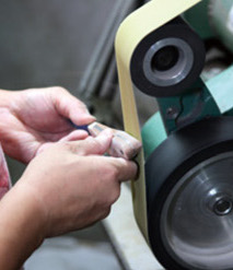 研削ベルトのたわみを適切に利用して、ハンドル側面の丸味を削り出す。