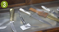 【3】かなり古い年代のアンティークナイフも並べられていた。