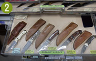 【2】小さな棚の引き出しを開けると、中にはカスタムメイドのナイフが。