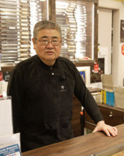 オーナーの遠藤氏。刃物に関する知識が豊富なだけでなく、研ぎ師としての腕前も素晴らしい。 