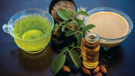 アーモンドオイルに緑茶とスパイスを混ぜた手作りのヘアコンディショナー。