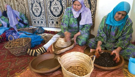 手作業で搾油するモロッコの女性。
