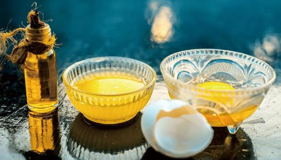 キャスターオイルに、生卵などの好みの材料を混ぜてからへアパックに使うのもお勧め。