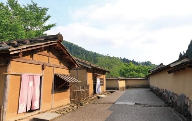 越前康継が一時を暮らしたとされる、朝倉氏の城下・一乗谷を復元した街並み。