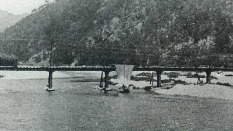 揖保川の高瀬舟(1920年頃、現在のたつの市新宮町付近出典:「龍野市史第3巻」)