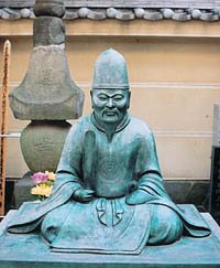 川崎区妙遠寺の次大夫の墓の前に建てられた「小泉次大夫」像