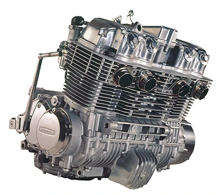 バイクのエンジンの歴史を紐解けば、戦前・戦後にも優れたレイアウトや機構を備えたエポックなモノが数多く存在します。しかし、近代の大排気量スポーツバイクのエンジンを語るとき、決して外せないのが69年にホンダが世に放ったCB750Fourの「並列4気筒エンジン」。