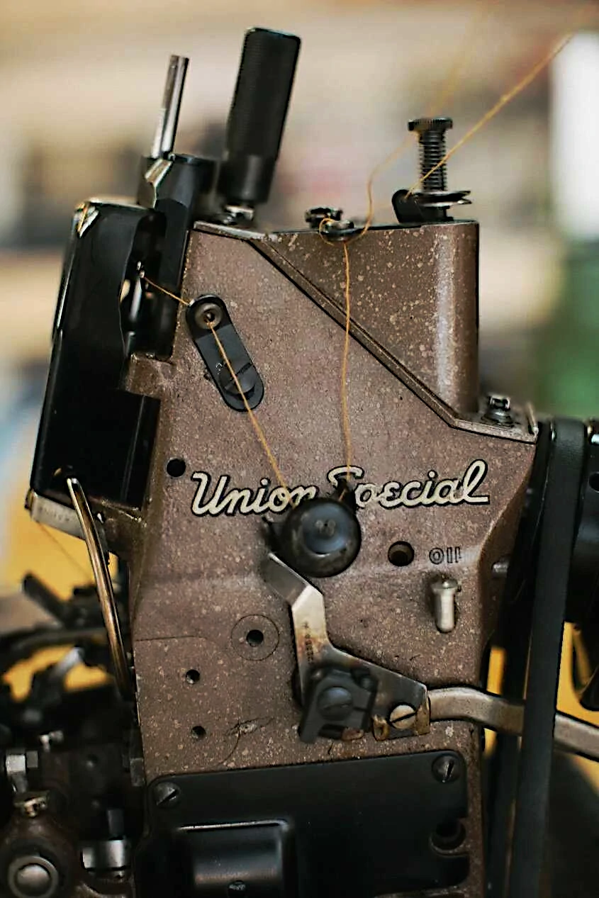 ジーンズの縫製工程で使われるミシンの種類は