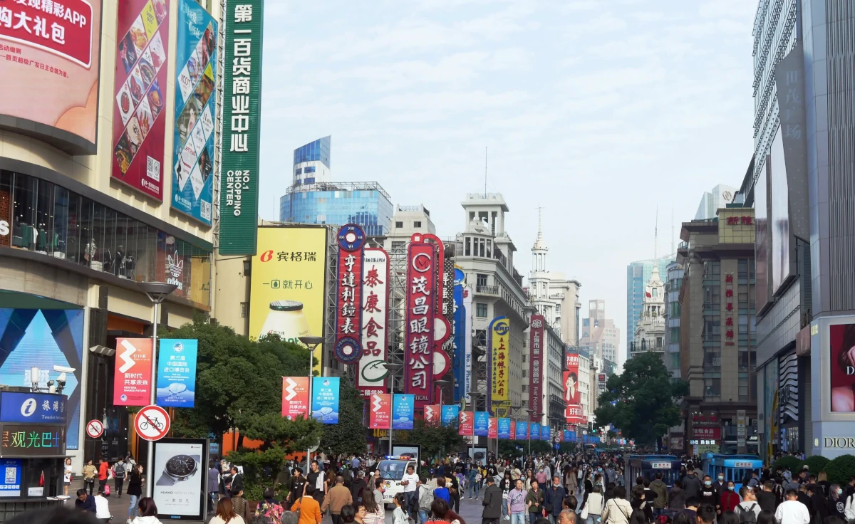 東アジア主要国（日本・中国・韓国・台湾・香港）における「人口オーナス期の突入時期」と「生産年齢人口の推移（ピーク・現状）」を一覧