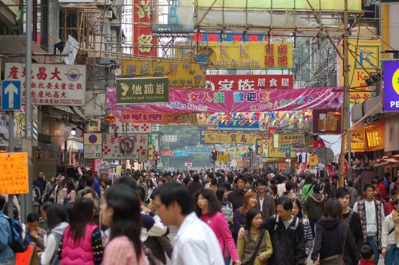 中国における「人口オーナス期の突入時期」と「生産年齢人口の推移（ピーク・現状）」について