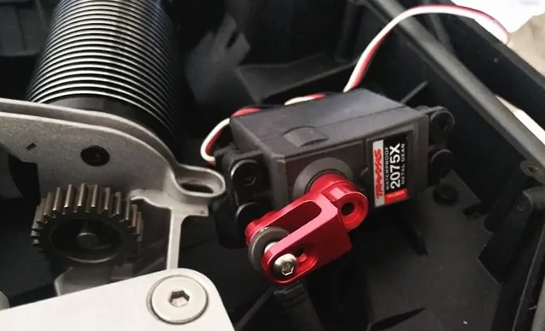 RCカーにおけるサーボホーンとサーボセーバーの違い