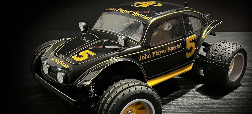 ナイロンはなぜ染まる？‐ナイロンは色を着るのではなく、色を抱きしめる。