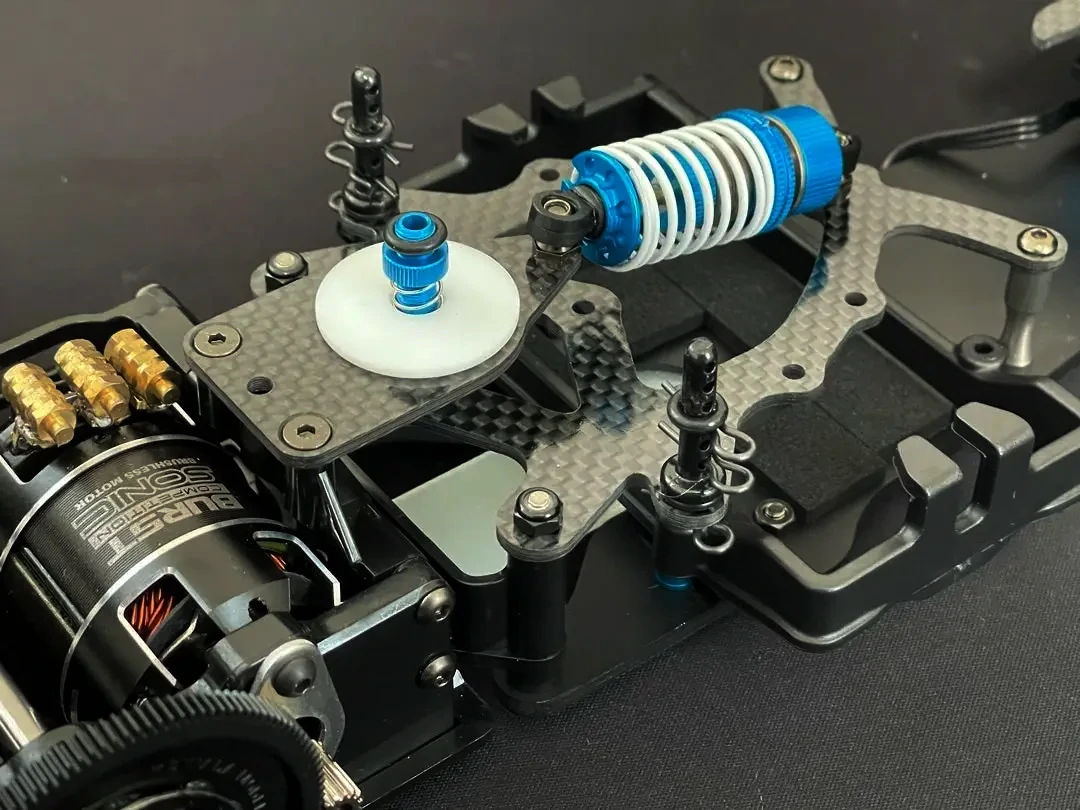 Tバー方式（F103）とピッチングプレート＋ロールダンパー方式（F104）の 断面図＋力の流れ図