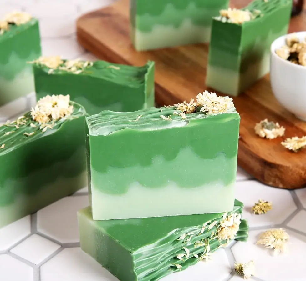  強塩基性(苛性ソーダ)による作用‐強塩基性ゆえに、タンパク質や油脂を分解