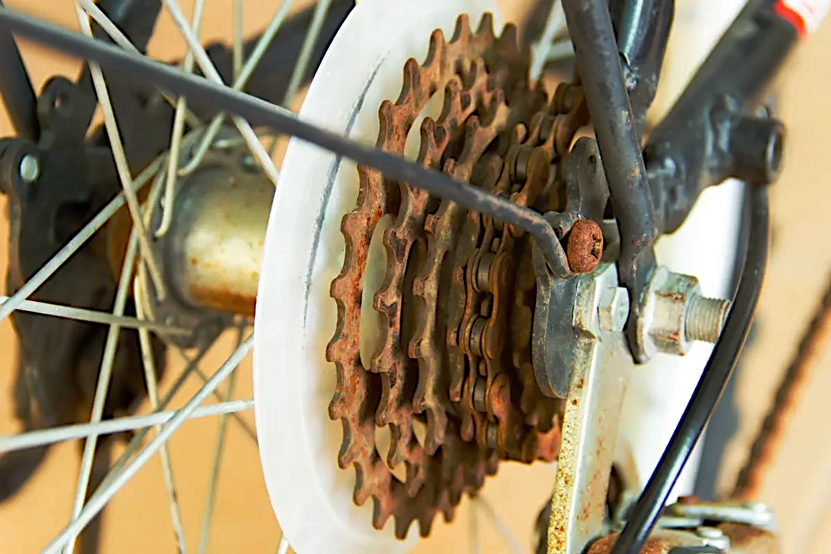  酸で溶かすメカニズム‐酸はサビを奪うが、鉄もまた奪う