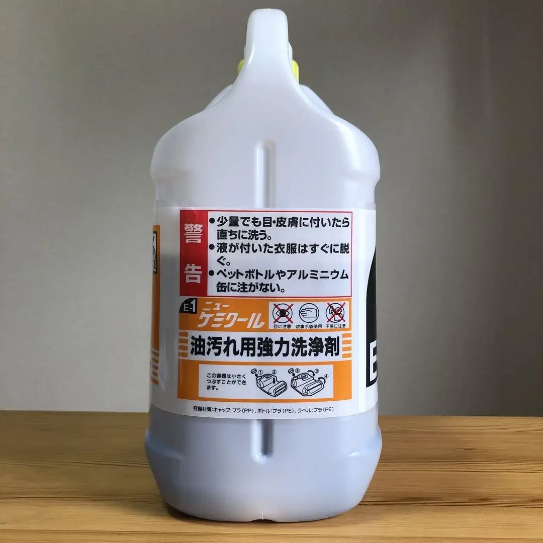 強アルカリ性‐油やタンパク質を強力に分解する便利な性質を持つ一方、強い腐食性による危険も伴う