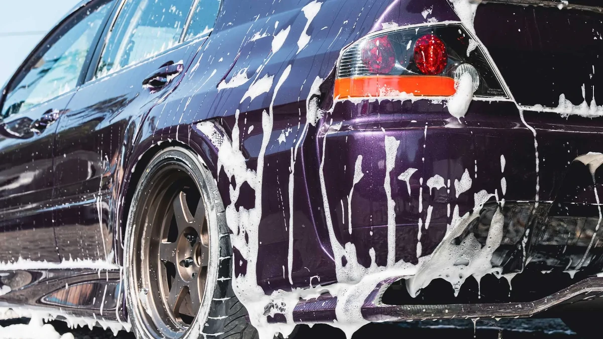 タイヤ艶出しクリーナーの歴史 - オイル保護 → 石油系光沢剤 → 水性シリコン → ワックス・ポリマー混合 → ナノ・環境対応型