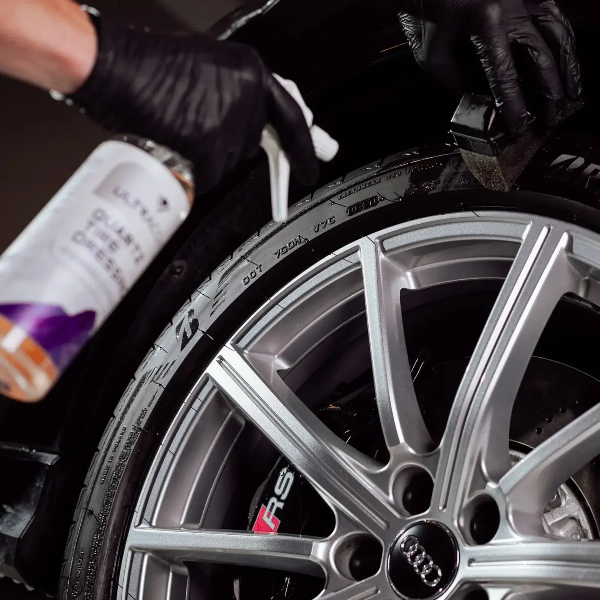 カルナバワックスやポリマーを配合した「タイヤ艶出し・保護製品」の登場