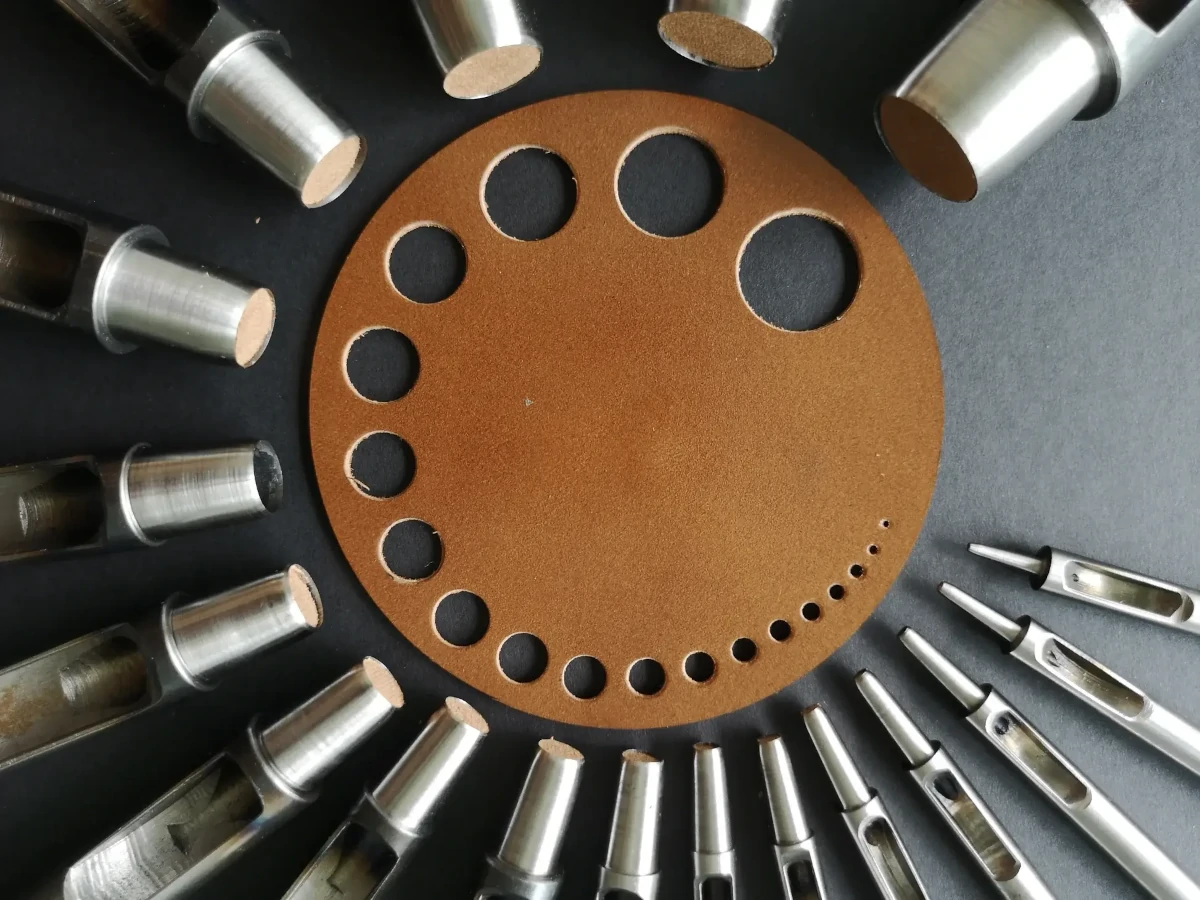 丸ポンチ刃の役割分担「外側＝真円を保つ枠」「内側＝切れ味を作る部分」