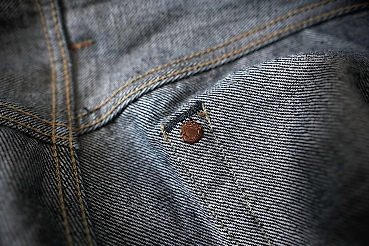 カシメ（リベット）の歴史‐金属加工からレザークラフトまでの流れ