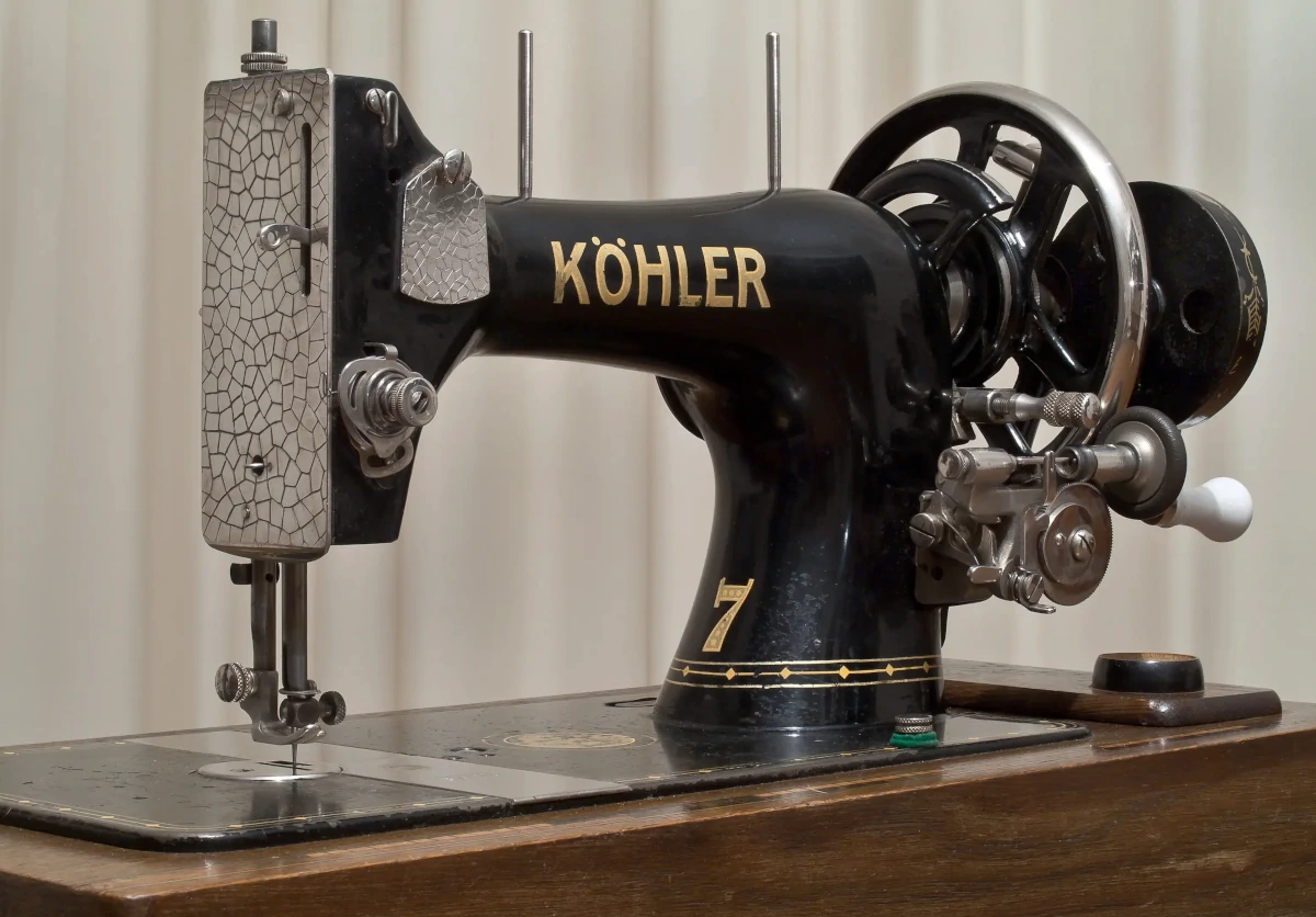 足踏みミシンを電動化するガイド‐古い仕組みに新しい力を与えるとき、道具は再び命を持つ