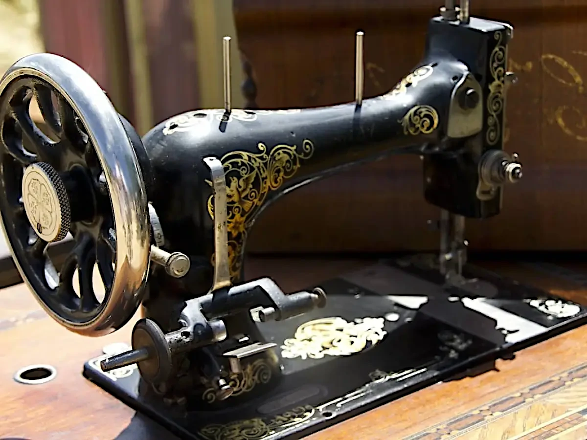 皮革用ミシン針 H-LL‐130/705H（家庭用標準針）をベースにした革専用針